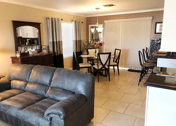 Beautiful In Downtown Holiday home *